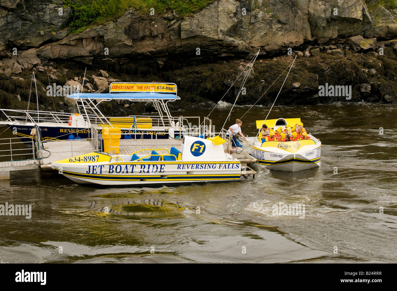 Canada New Brunswick i turisti prepararsi per una inversione cade jet boat Tour fiume Saint John Saint John Foto Stock