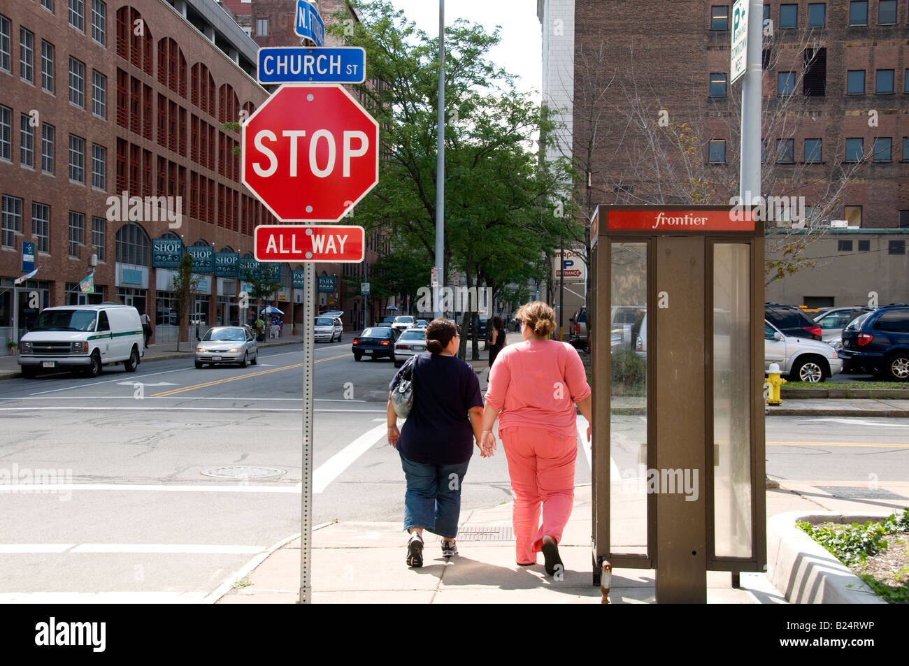 Due signore camminando in Rochester, NY USA. Foto Stock