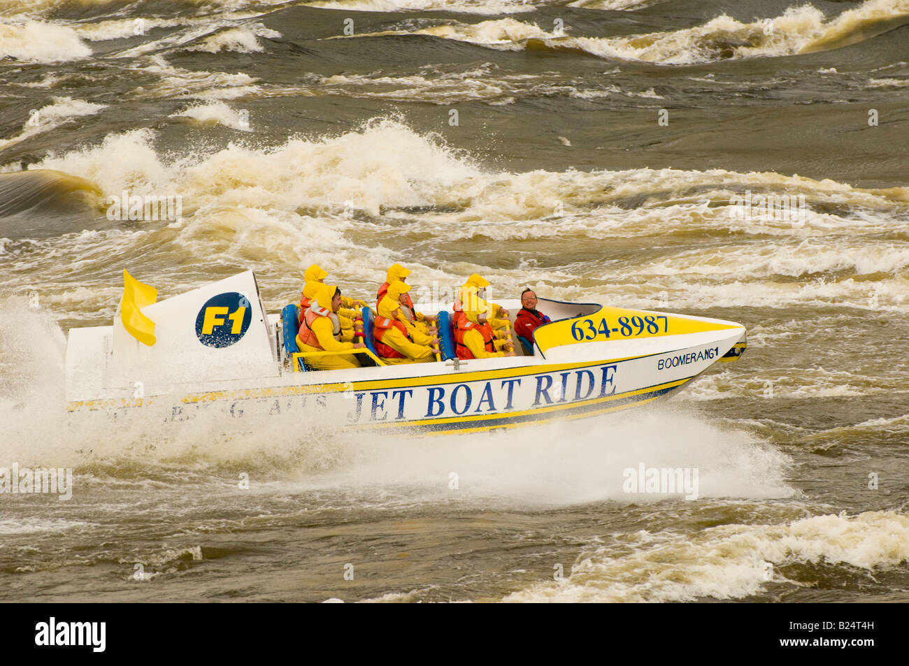 Canada New Brunswick turisti godendosi emozionanti cade retromarcia giro in motoscafo nella città di Saint John fiume Saint John Foto Stock