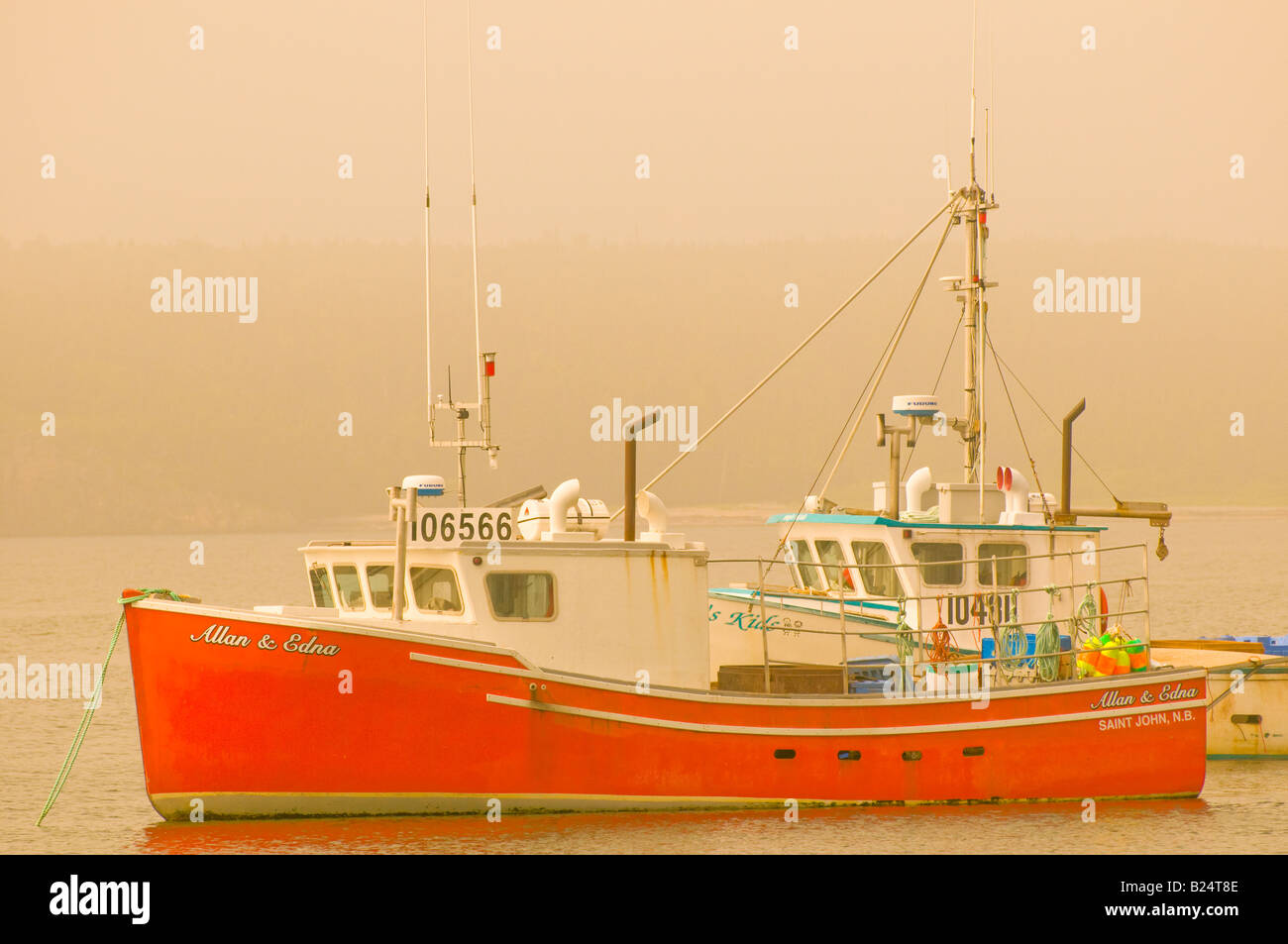 Canada New Brunswick commerciali colorate barche da pesca ormeggiate nella nebbia della Baia di Fundy Litorale Foto Stock