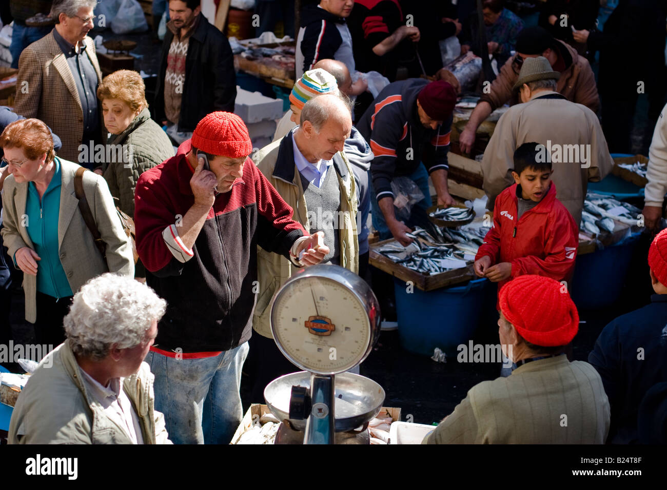 Venditore di pesce parlare sul telefono cellulare presso la Pescheria di Sant Agata mercato del pesce di Catania, Sicilia, Italia Foto Stock