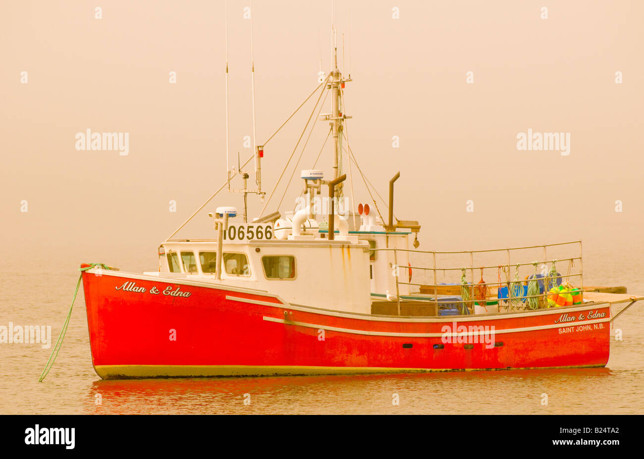 Canada New Brunswick commerciali colorate barche da pesca ormeggiate nelle nebbiose Baia di Fundy Litorale Foto Stock