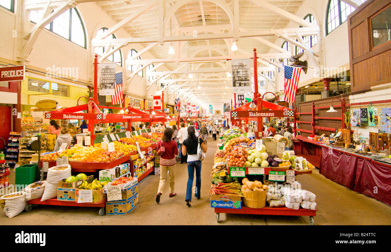 Canada New Brunswick People Shopping in una colorata città vecchia città mercato di San Giovanni Foto Stock