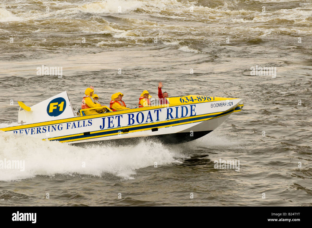 Canada New Brunswick turisti godendosi emozionanti cade retromarcia giro in motoscafo nella città di Saint John fiume Saint John Foto Stock