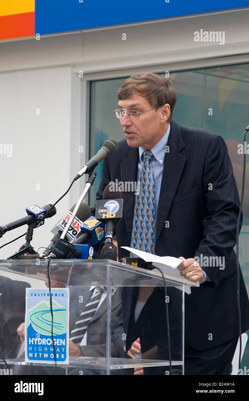 Phillip Baxley Presidente della Shell Hydrogen apertura della California s prima di idrogeno al dettaglio della stazione di rifornimento di Los Angeles Foto Stock