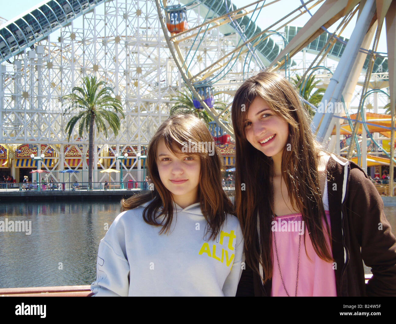 California American Adventure Disneyland Anaheim theme park Screamin' acciaio roller coaster adolescenti sorridente in telecamera teens Foto Stock