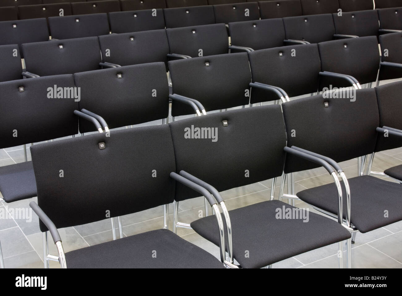 Sedie nere in una fila di un auditorium Foto Stock