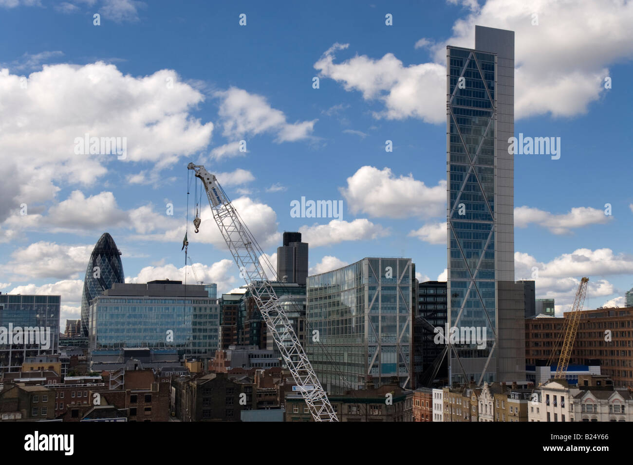 Il Broadgate Tower su Bishopsgate si eleva alto sopra la città di Londra. In fondo è il cetriolino e torre 42 edifici Foto Stock