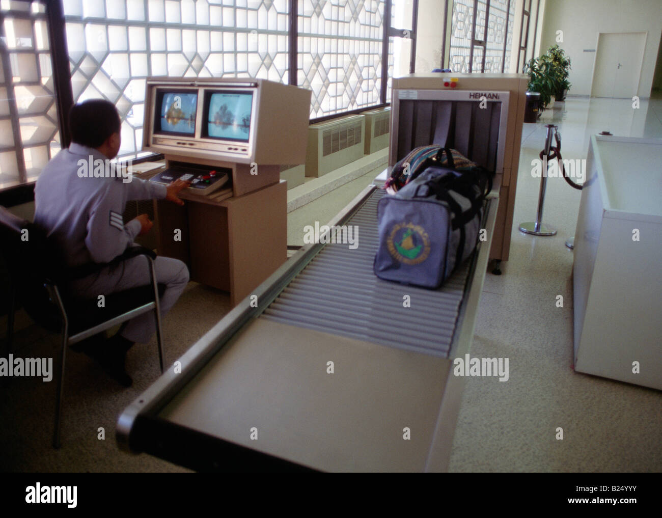 Abu Dhabi Emirati Arabi Uniti International Airport Baggage Security Check scanner a raggi X Foto Stock