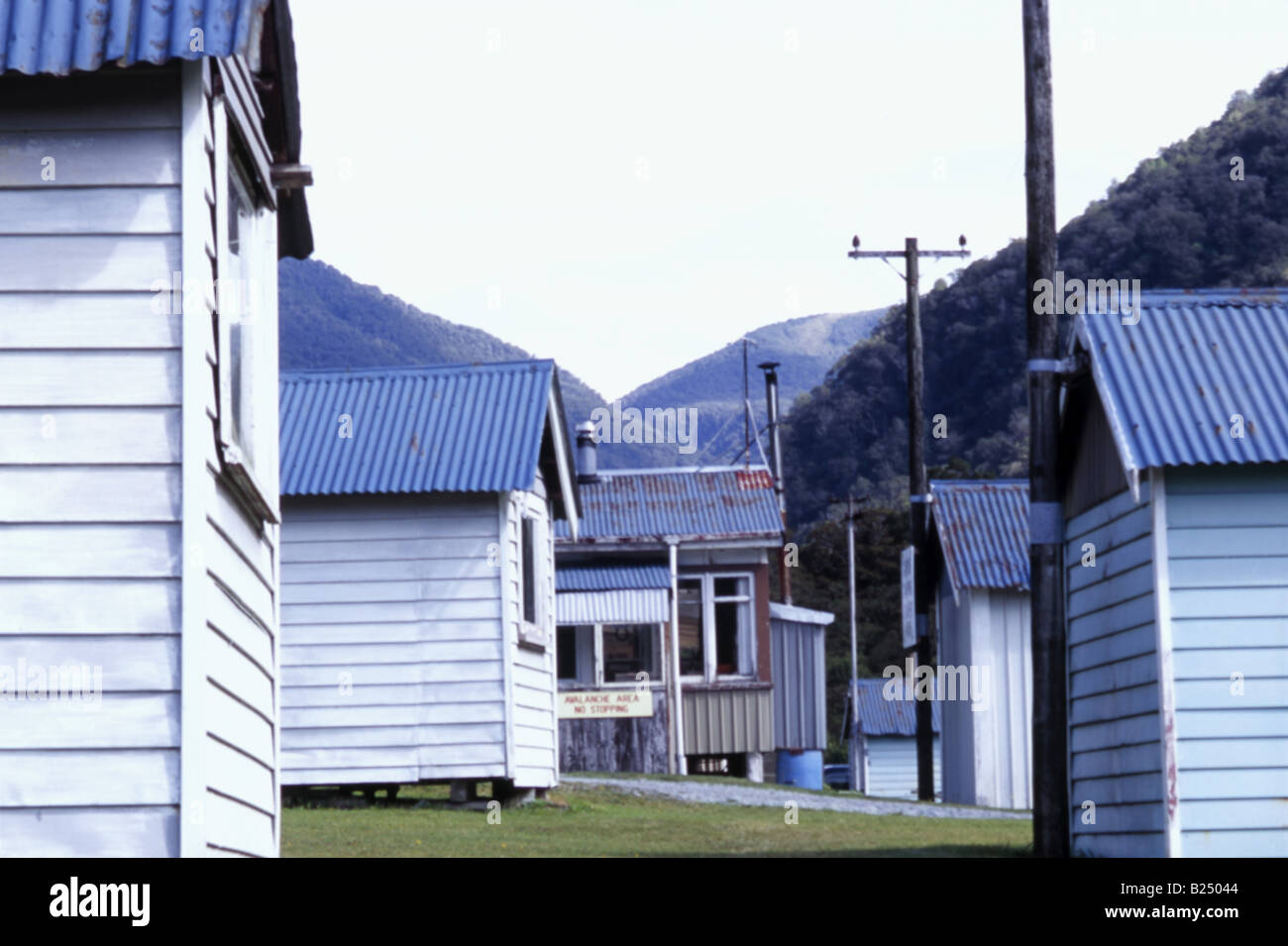 Vecchio tradizionali capanne dei minatori a pistola's Camp, Hollyford Valley, Fiordland, Nuova Zelanda Foto Stock