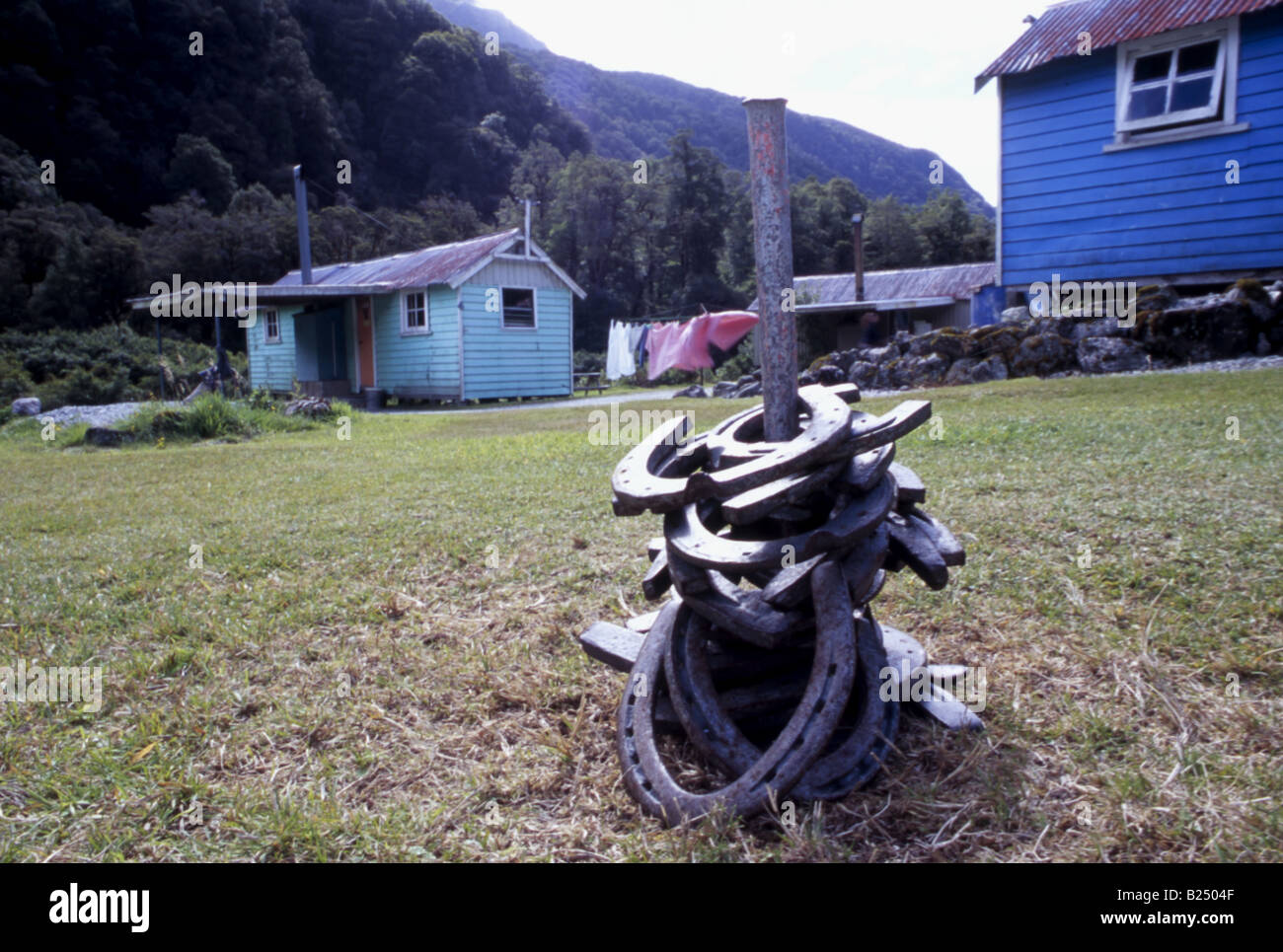 Peg con ferri di cavallo a ferro di cavallo (gettando gioco) Pistola's Camp, Hollyford Valley, Fiordland Foto Stock