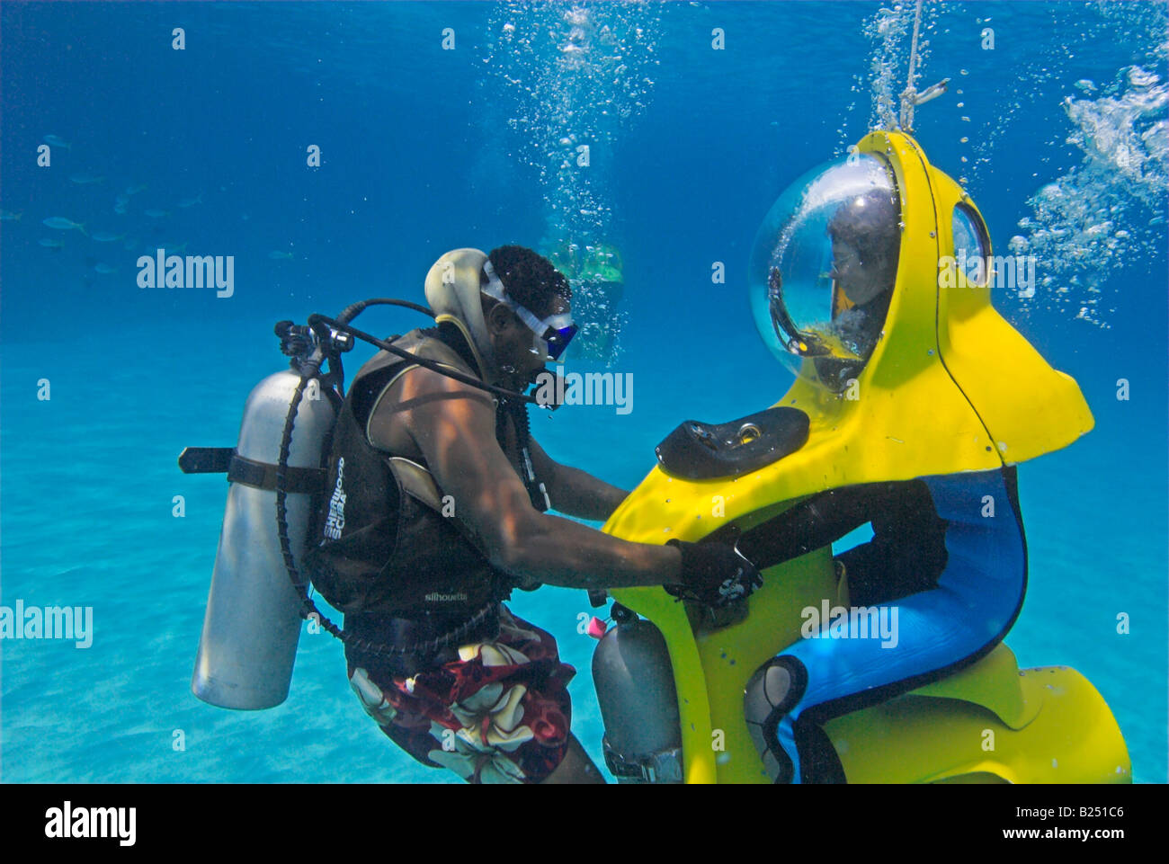 Scuba Diver aids valutazione in giallo i sommergibili Stuart Cove s Dive Nassau Paradise Island Bahamas Foto Stock