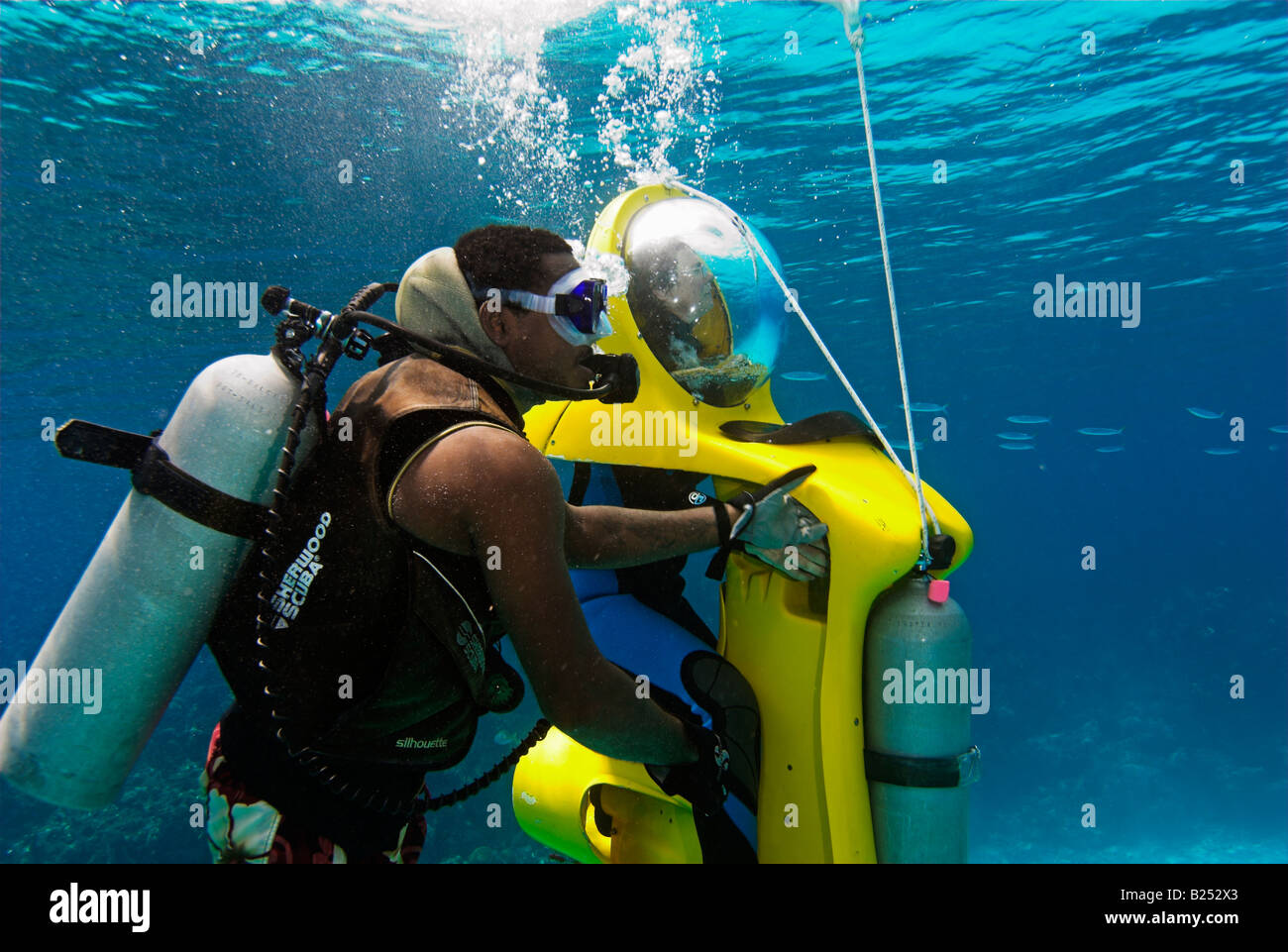 Scuba Diver subacqueo di aids in giallo i sommergibili 'Stuart Cove's" Dive Nassau 'Paradise Island " Bahamas Foto Stock