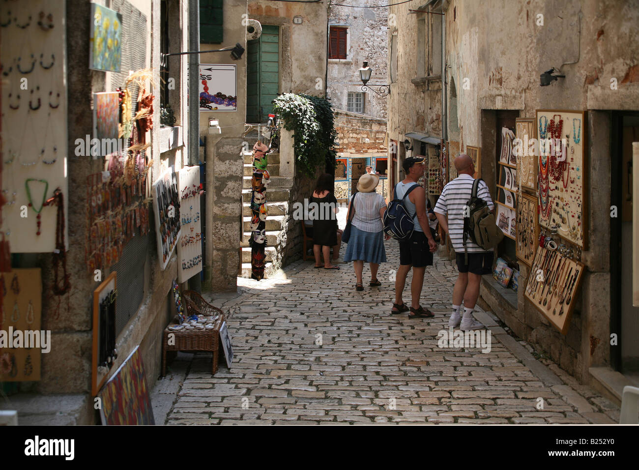 I turisti in un pittoresco street nella città vecchia di Rovigno, Croazia, Balcani Foto Stock