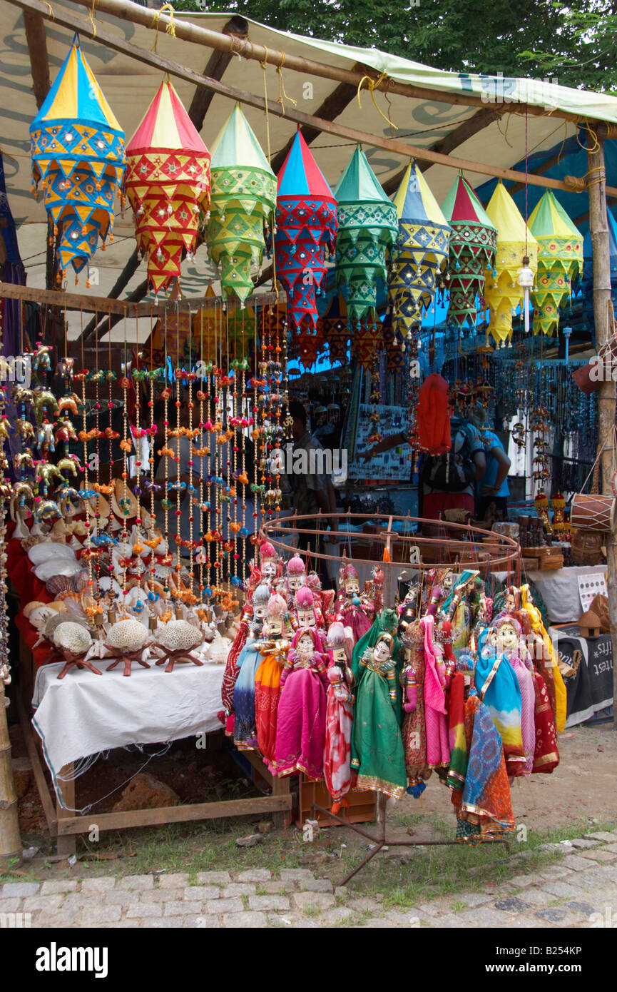 Tradizionale artigianato indiano per la vendita al fianco di road Fort Cochin Kochi Cochin India Kerala Foto Stock