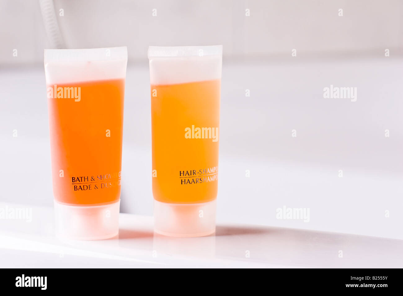 Orange Translucent bottiglie di vasca da bagno- e showergel Foto Stock