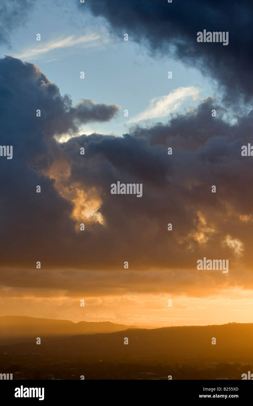 Tramonto luminoso attraverso le nuvole, entroterra della Gold Coast di Queensland, Australia Foto Stock