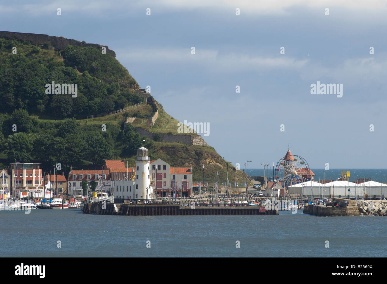 Vista in lontananza Scarborough Harbour e del faro, Scarborough, Regno Unito Foto Stock