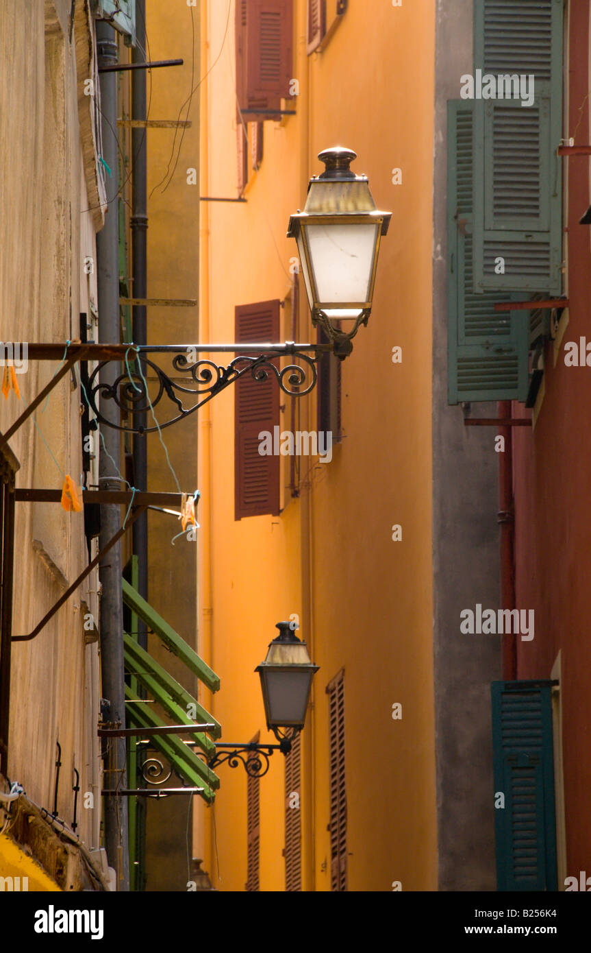 Lampade stradali e finestre di edifici antichi, la città vecchia di Nizza Cote d'Azur, in Francia del sud Foto Stock