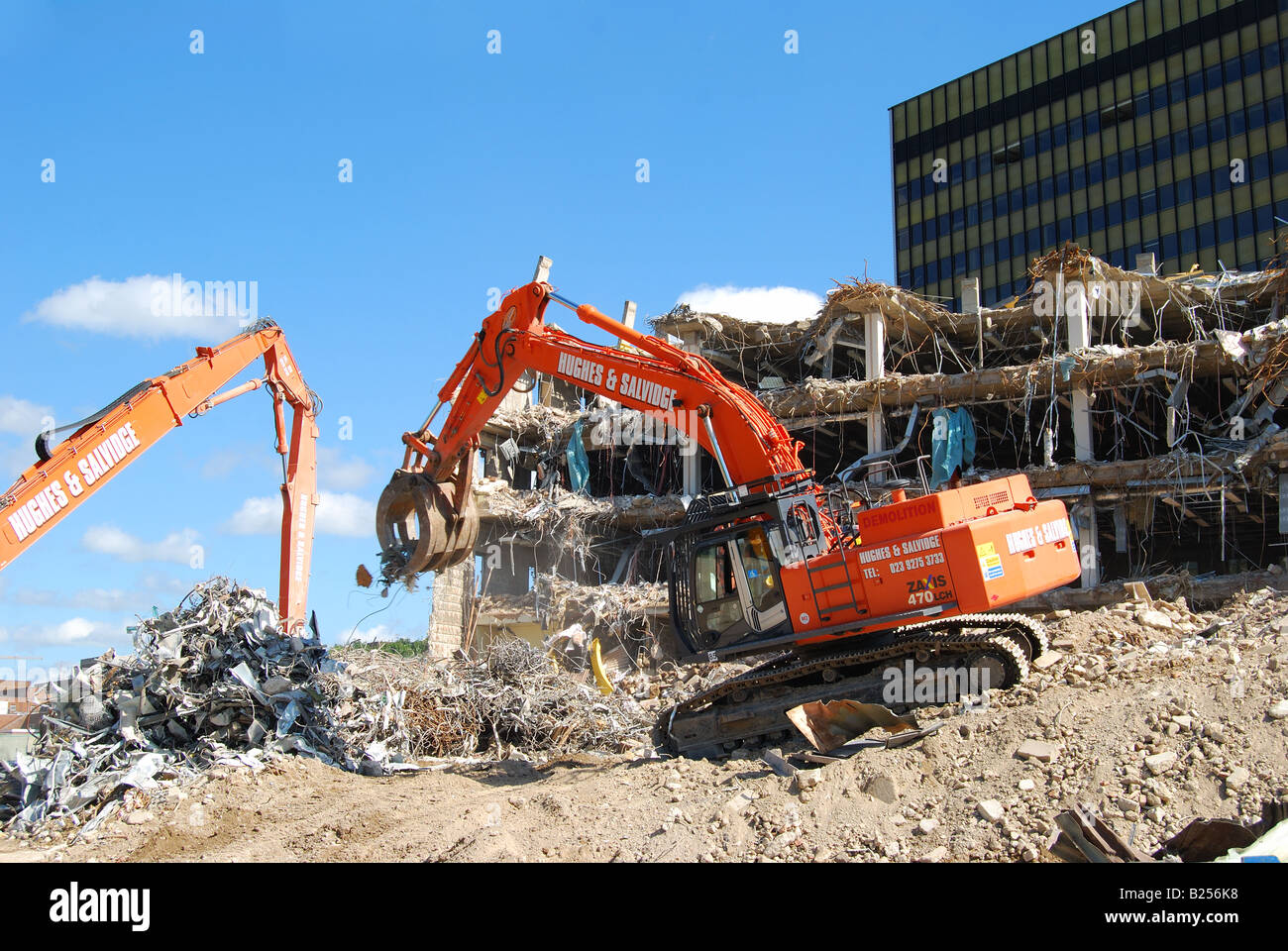 Escavatori a lavorare sulla creazione di sito di demolizione, Bracknell, Berkshire, Inghilterra, Regno Unito Foto Stock
