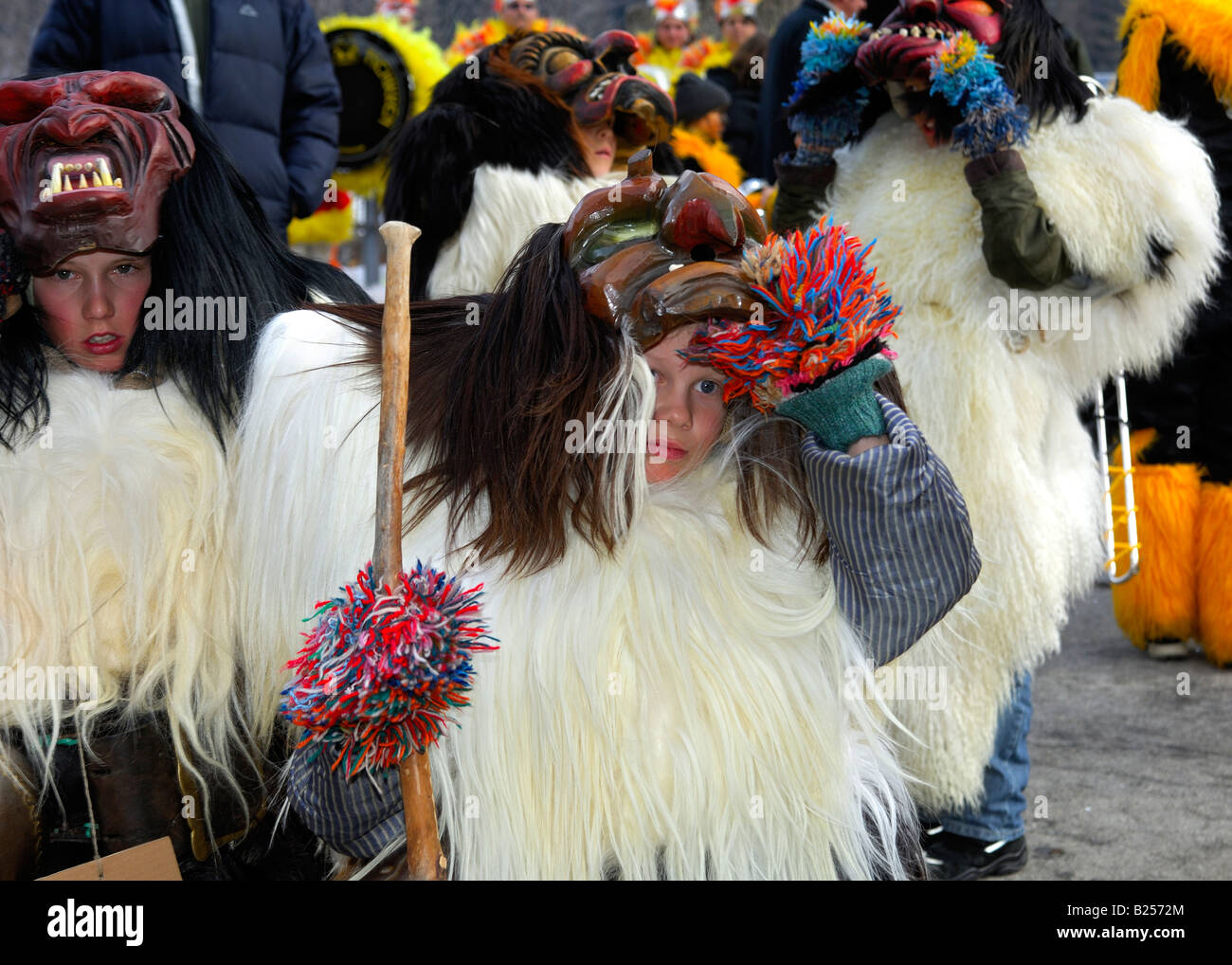 A sudare i bambini presso la parata di maschera Tschaeggaetae portatori, maschere di Carnevale, Wiler, Loetschental, Vallese, Svizzera Foto Stock