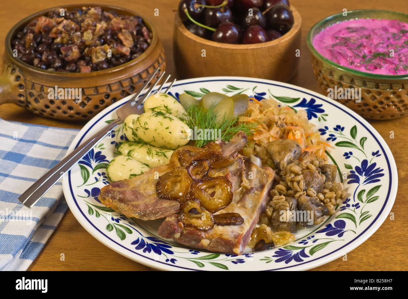 Cibo Tipico della Lettonia. Costolette di maiale, borscht grigio e piselli con pancetta Foto Stock