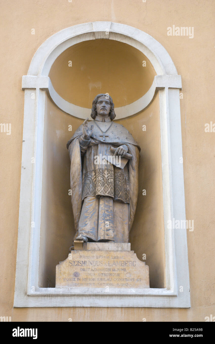 Statua all'esterno della chiesa di San Nicola di Lubiana in Slovenia Europa Foto Stock