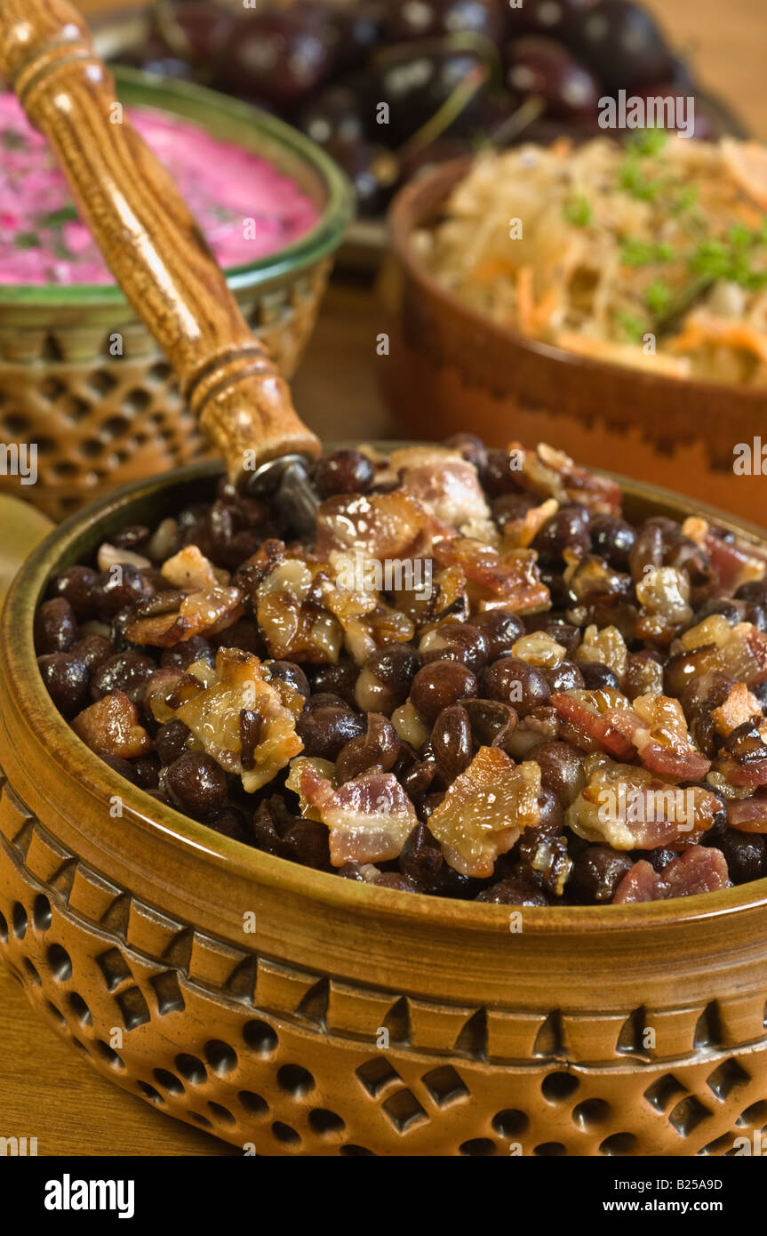 Cibo Tipico della Lettonia. Grigio piselli con pancetta e borscht. Foto Stock
