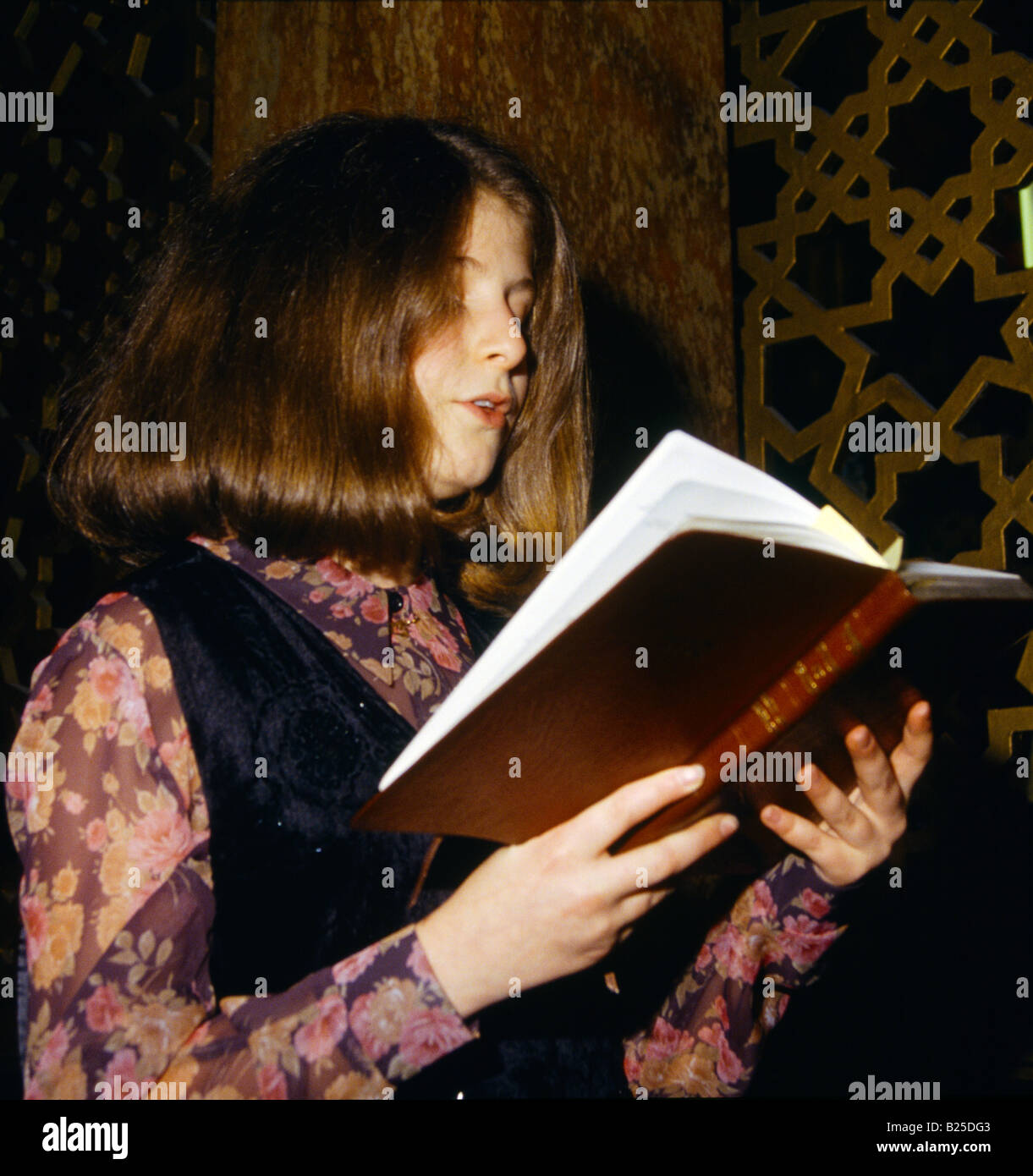 West London Synagogue Girl Reading presso Batmitzvah Practice Londra Inghilterra Foto Stock