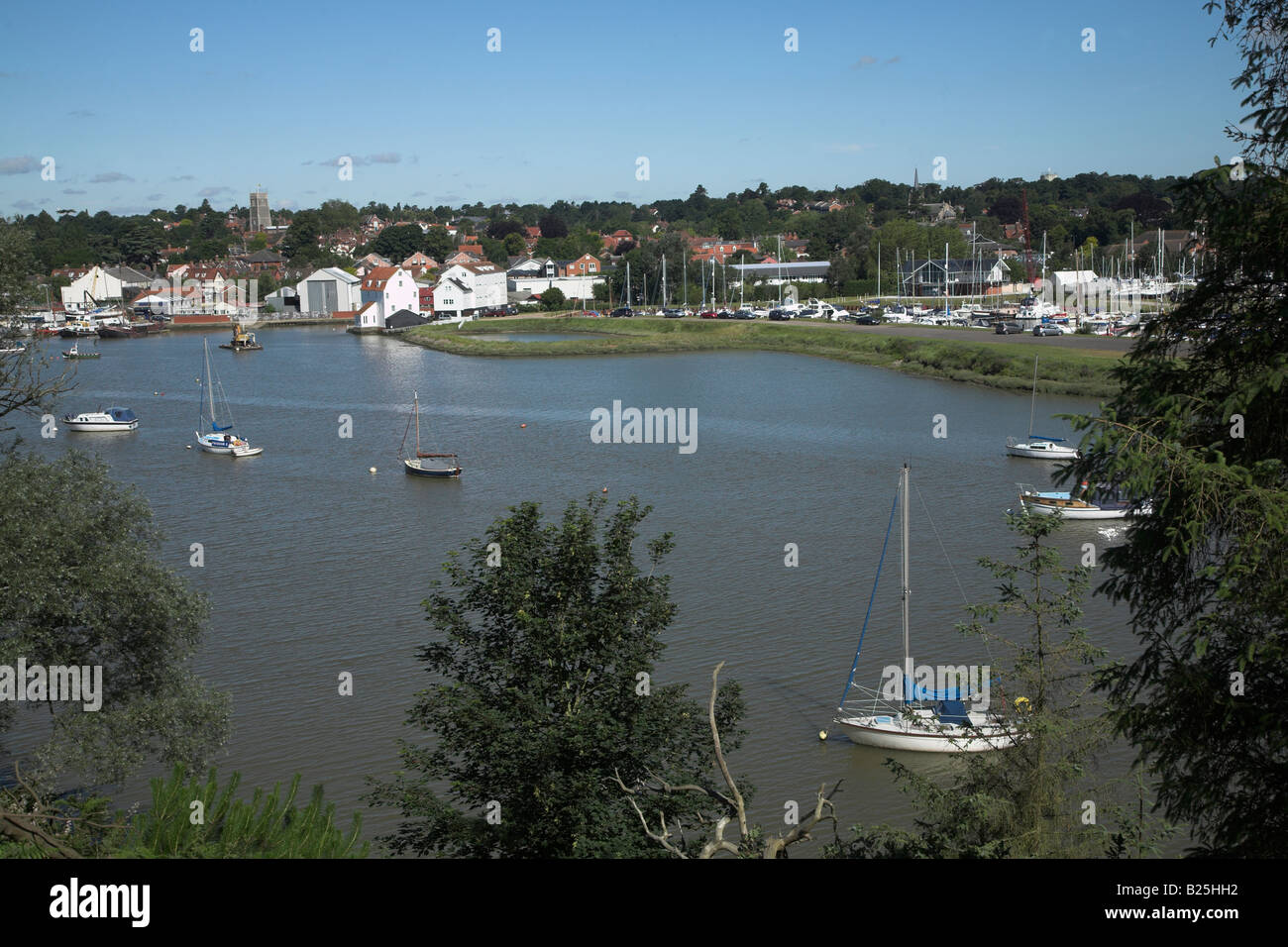 Imbarcazioni al fiume moorings Deben, Woodbridge, Suffolk, Inghilterra Foto Stock