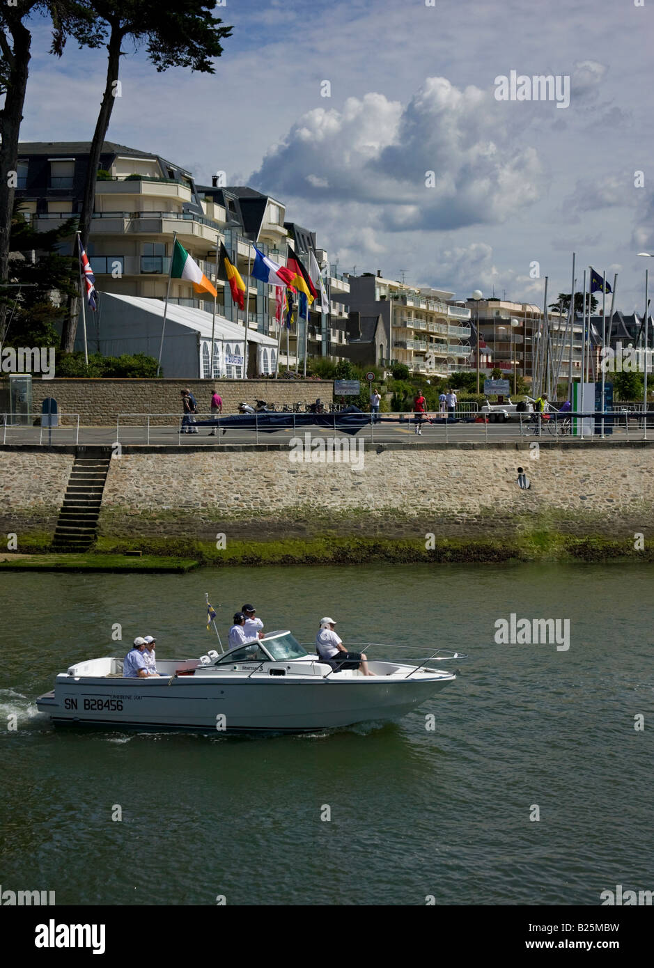 La barca lascia il porto, Le Pouliguen, Bretagna, Francia, Europa Foto Stock