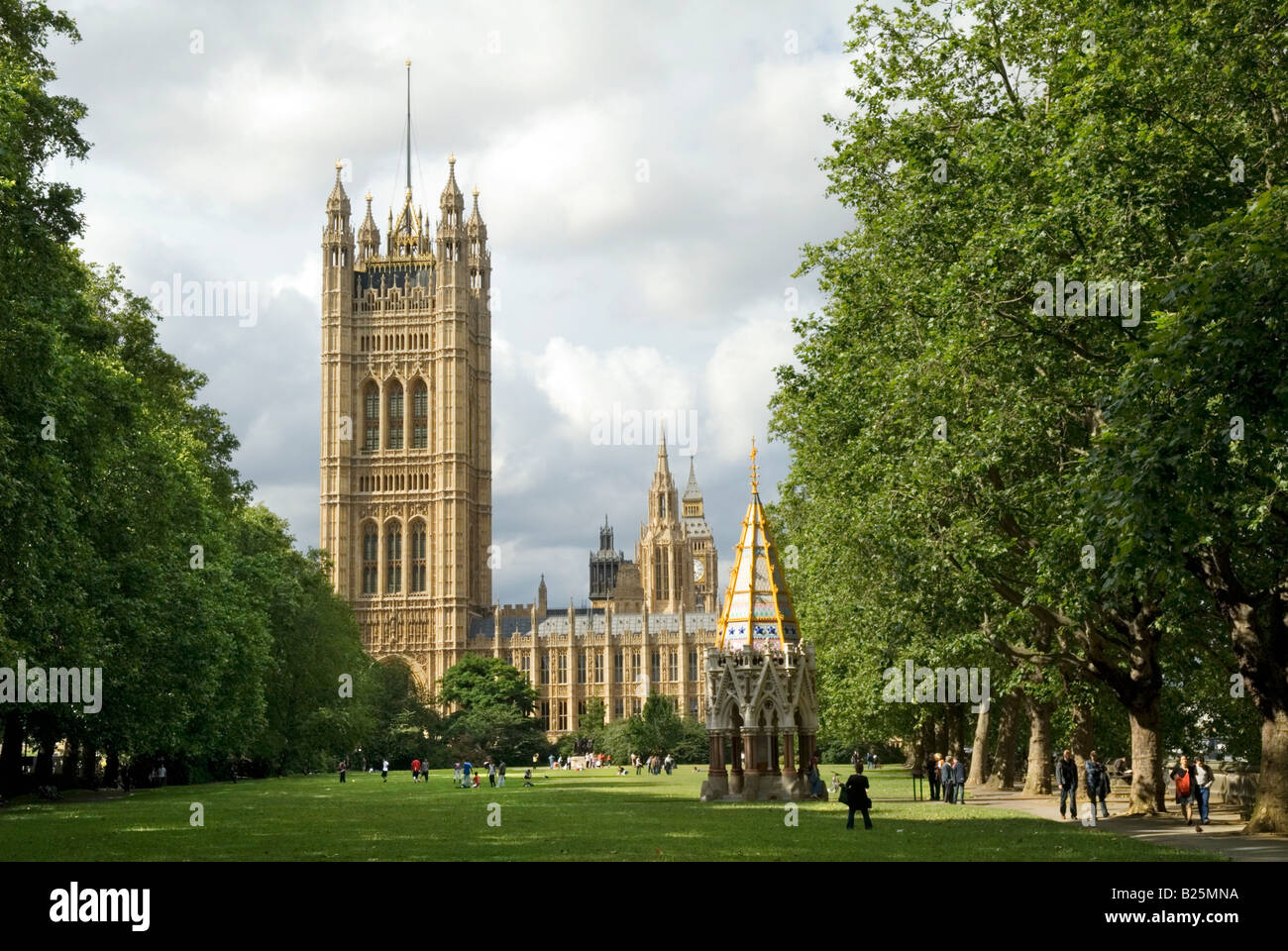 Torre di Victoria Gardens e la Casa del Parlamento, Londra Foto Stock