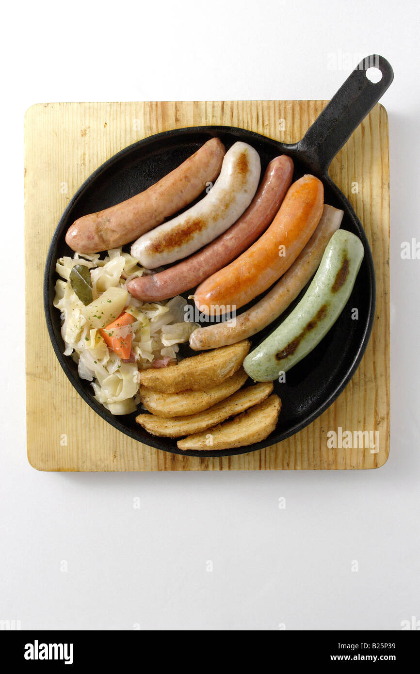 Salsicce e patate e cipolle Foto Stock
