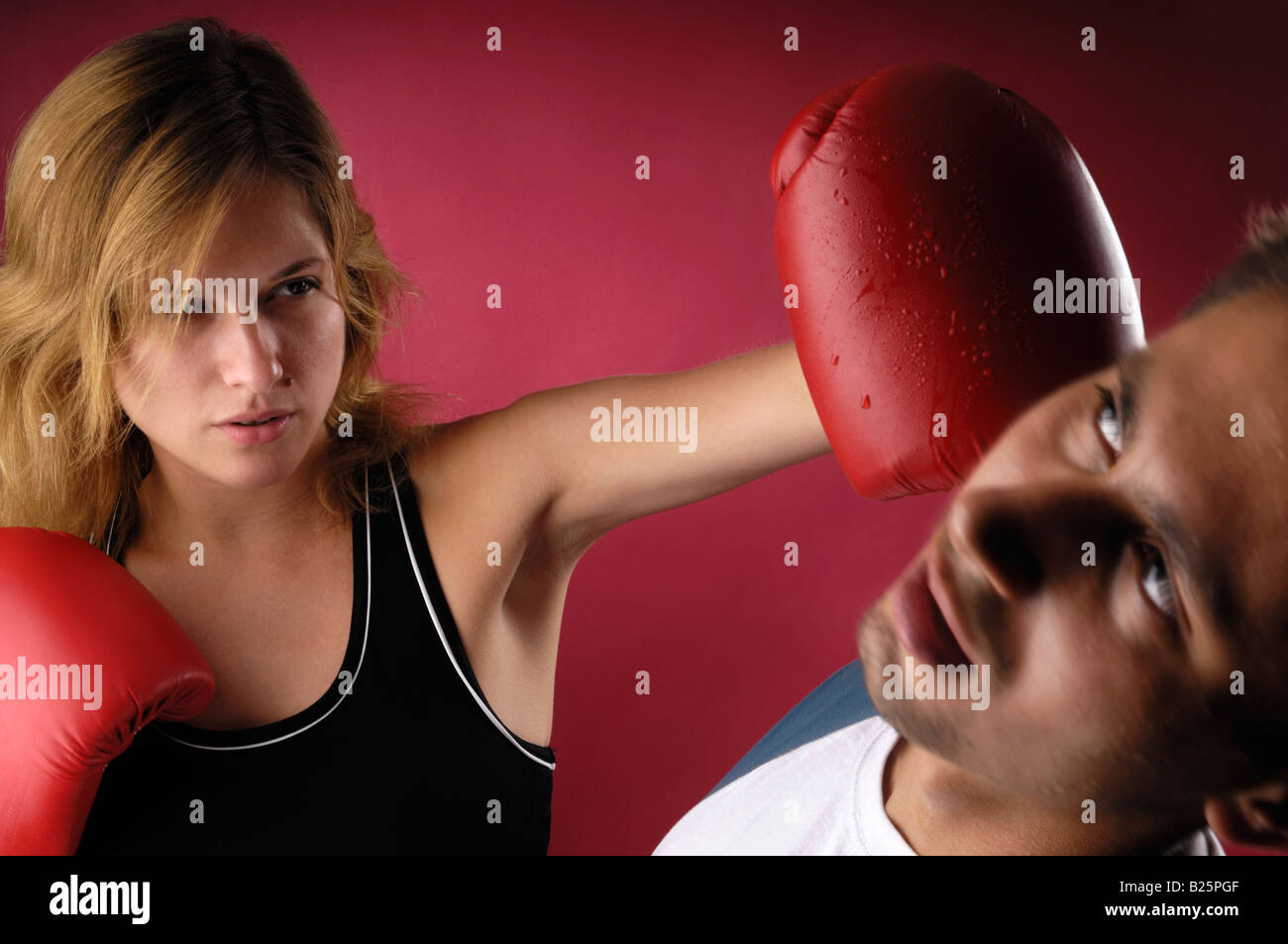 Giovane donna punzonatura di un giovane uomo Foto Stock