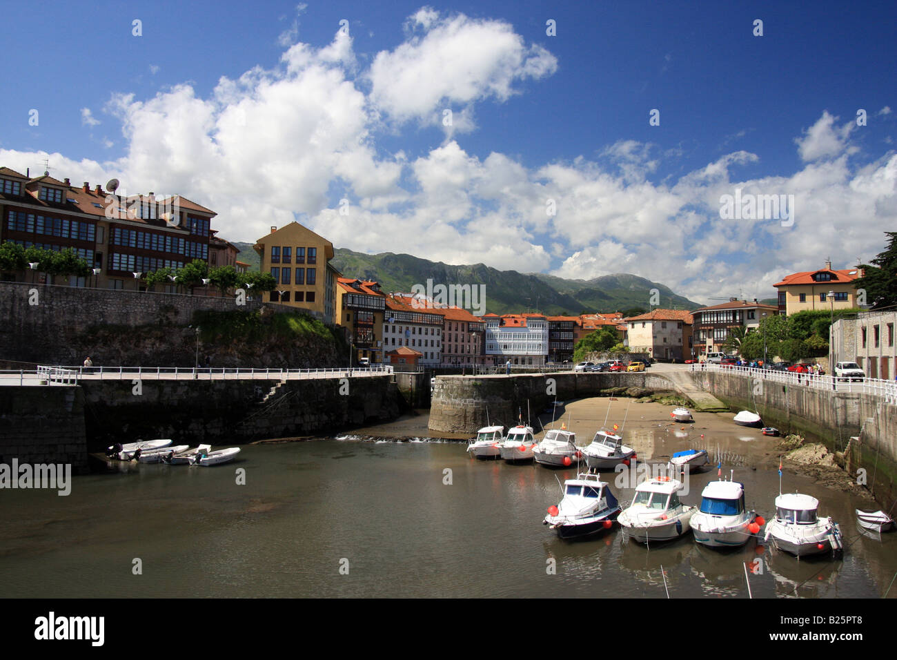 Vista del porto di Llanes, Asturias, in acque basse Foto Stock