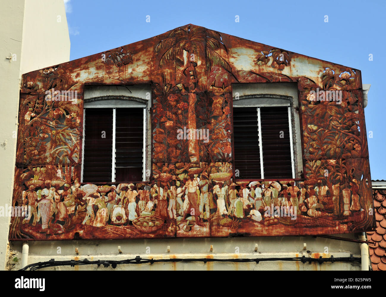 Un dipinto murale sulla parete di un edificio in Martinica, Fort de France. Caraibi figure di uomini e donne sono rappresentati. Foto Stock