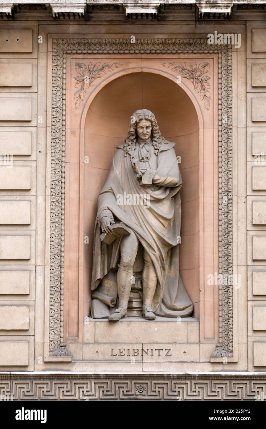 Statua di Gottfried Leibniz fuori la Royal Academy of Arts di Londra, Inghilterra, Regno Unito Foto Stock