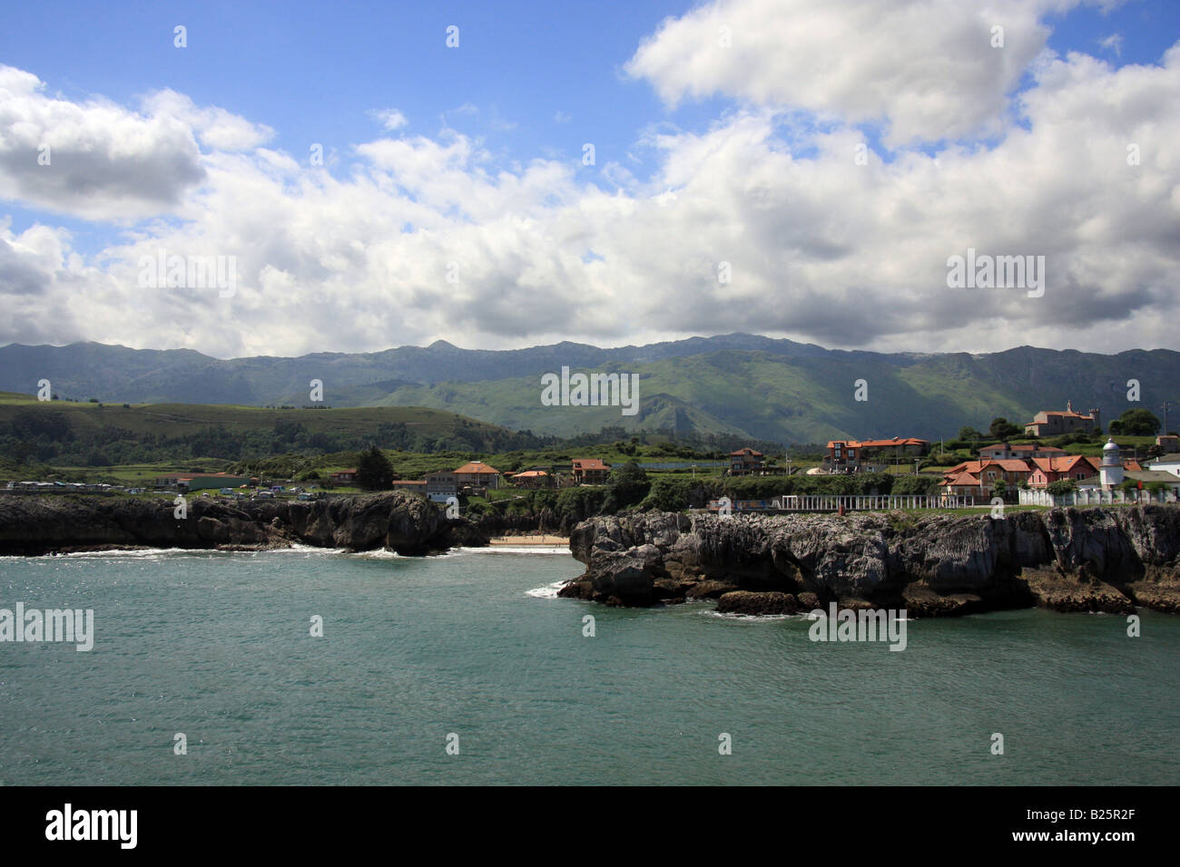 Vista del tendedero de redes (il luogo in cui le reti da pesca sono stati sanati), il faro e la spiaggia di Puertu Chicu, Llanes,Asturias Foto Stock