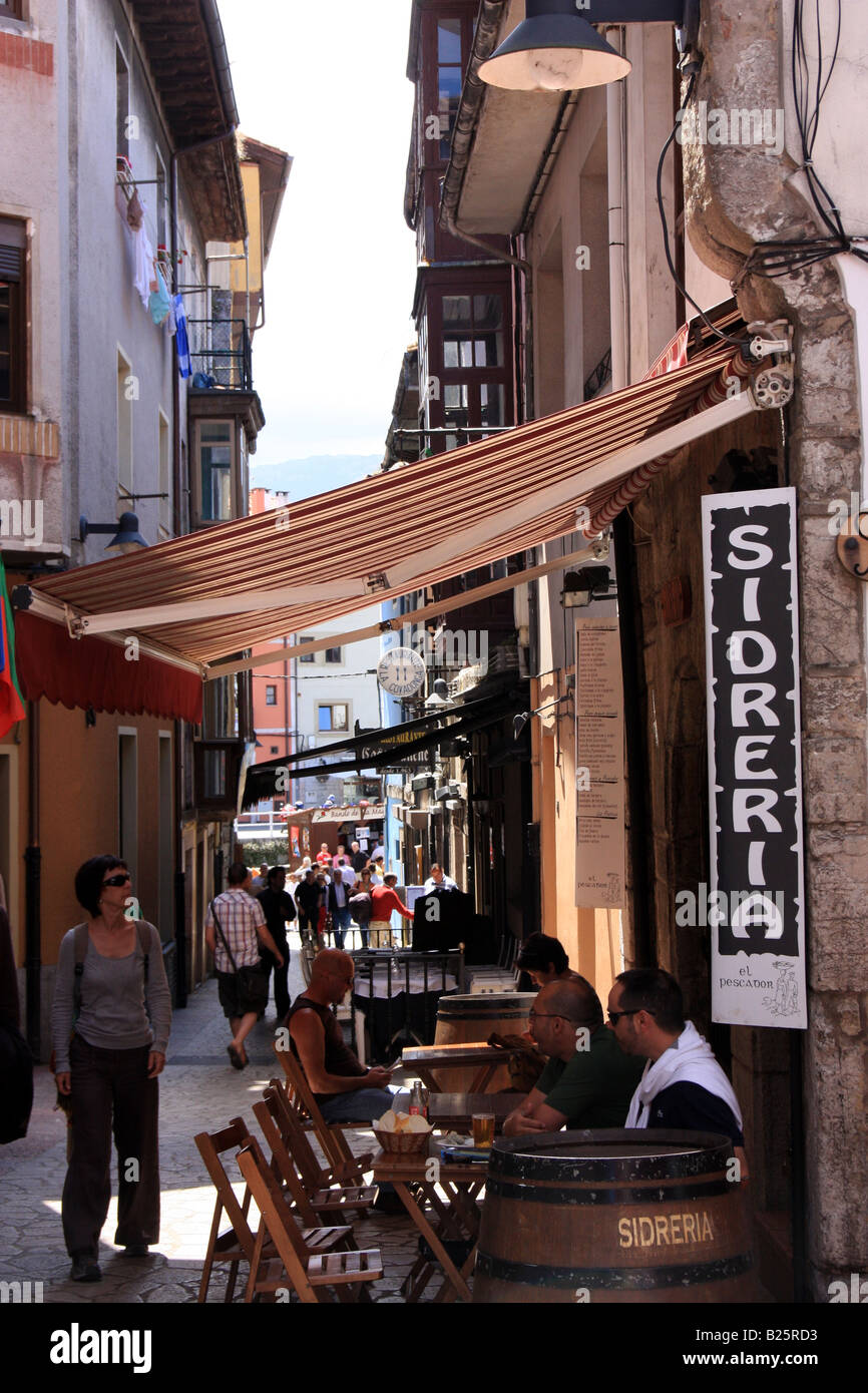 Le persone aventi il pranzo al di fuori di una sidreria (sidro casa) in Llanes, Asturias Foto Stock