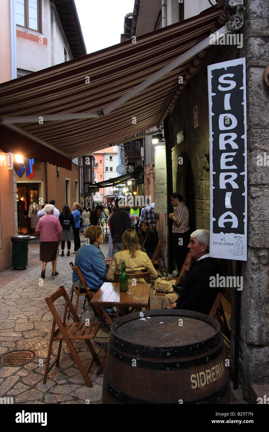 Le persone aventi la cena al di fuori di una sidreria (sidro casa) in Llanes, Asturias Foto Stock