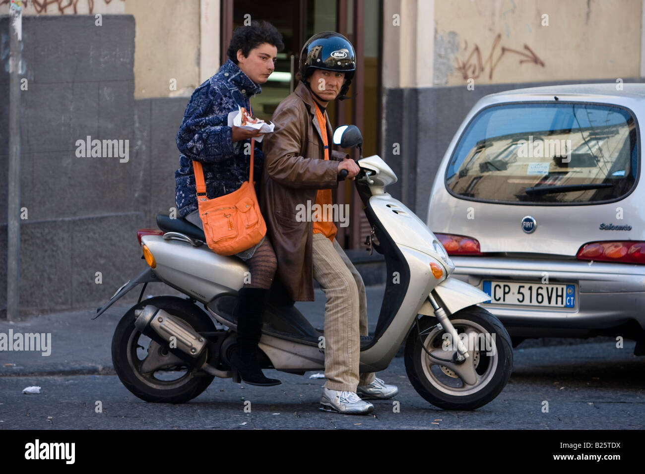 Coppia in moto a Catania, Sicilia, Italia Foto Stock