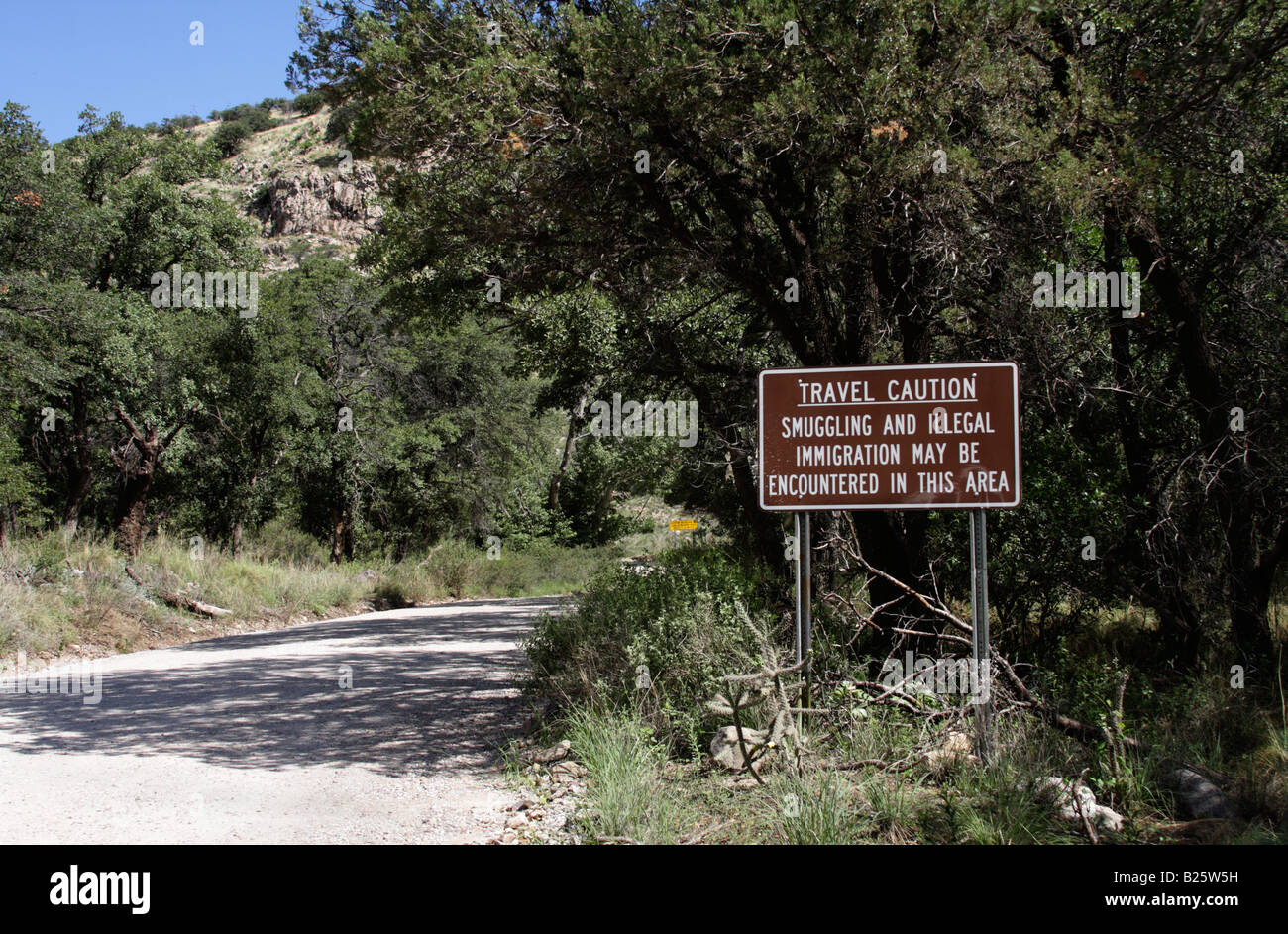 Segno di avvertimento della foresta nazionale di visitatori di contrabbando e l'immigrazione clandestina, Sierra Vista, Arizona, Stati Uniti d'America Foto Stock