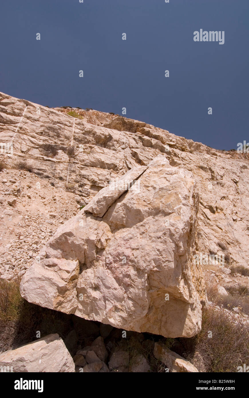 Sciolto roccia appeso sul lato sulla scogliera Foto Stock