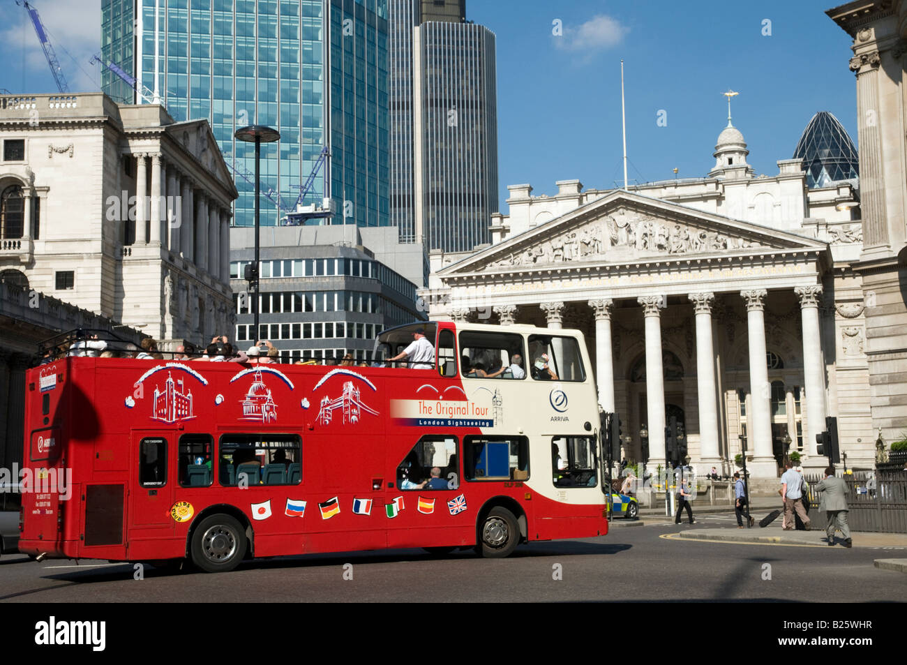 Original Tour bus nella città di Londra, in Inghilterra, Regno Unito Foto Stock