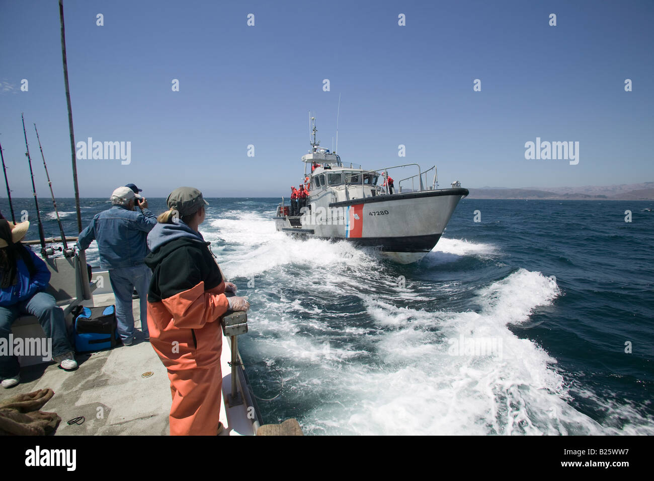 Della Guardia Costiera degli Stati Uniti si prepara a bordo di un'altra imbarcazione Foto Stock