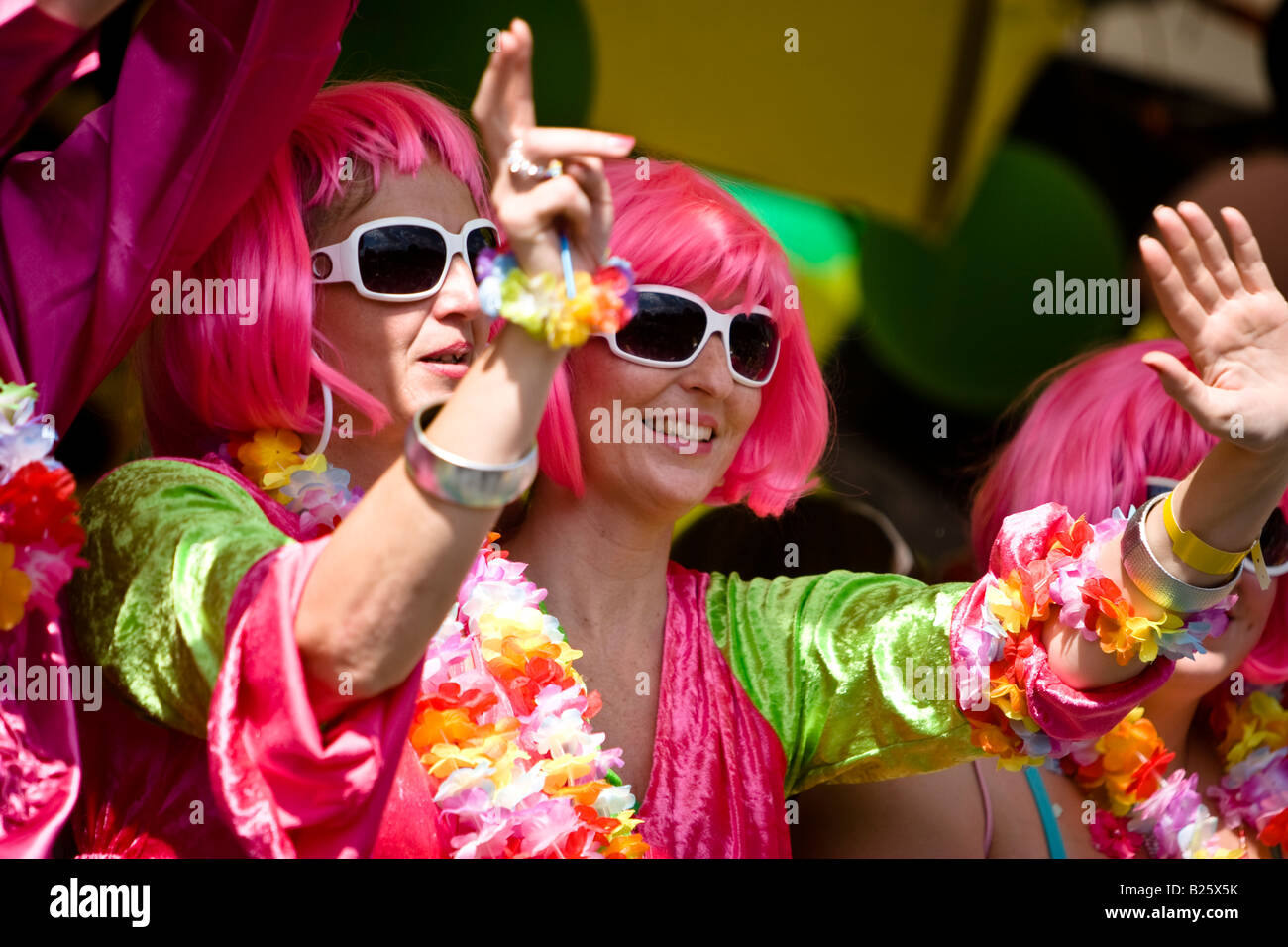 Due giovani donne con rosa parrucche celebrare un tedesco di musica di paese il partito Schlagermove ad Amburgo, Germania Foto Stock