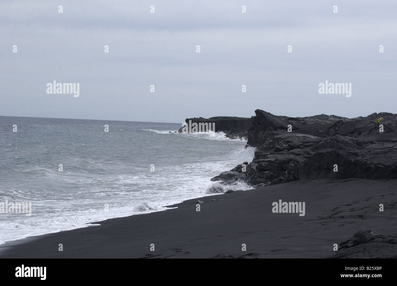 Spiagge di sabbia nera della Big Island delle Hawaii. Composta di pezzi usurati, ciottoli e blocchi di pietra di lava dal Kilauea Foto Stock