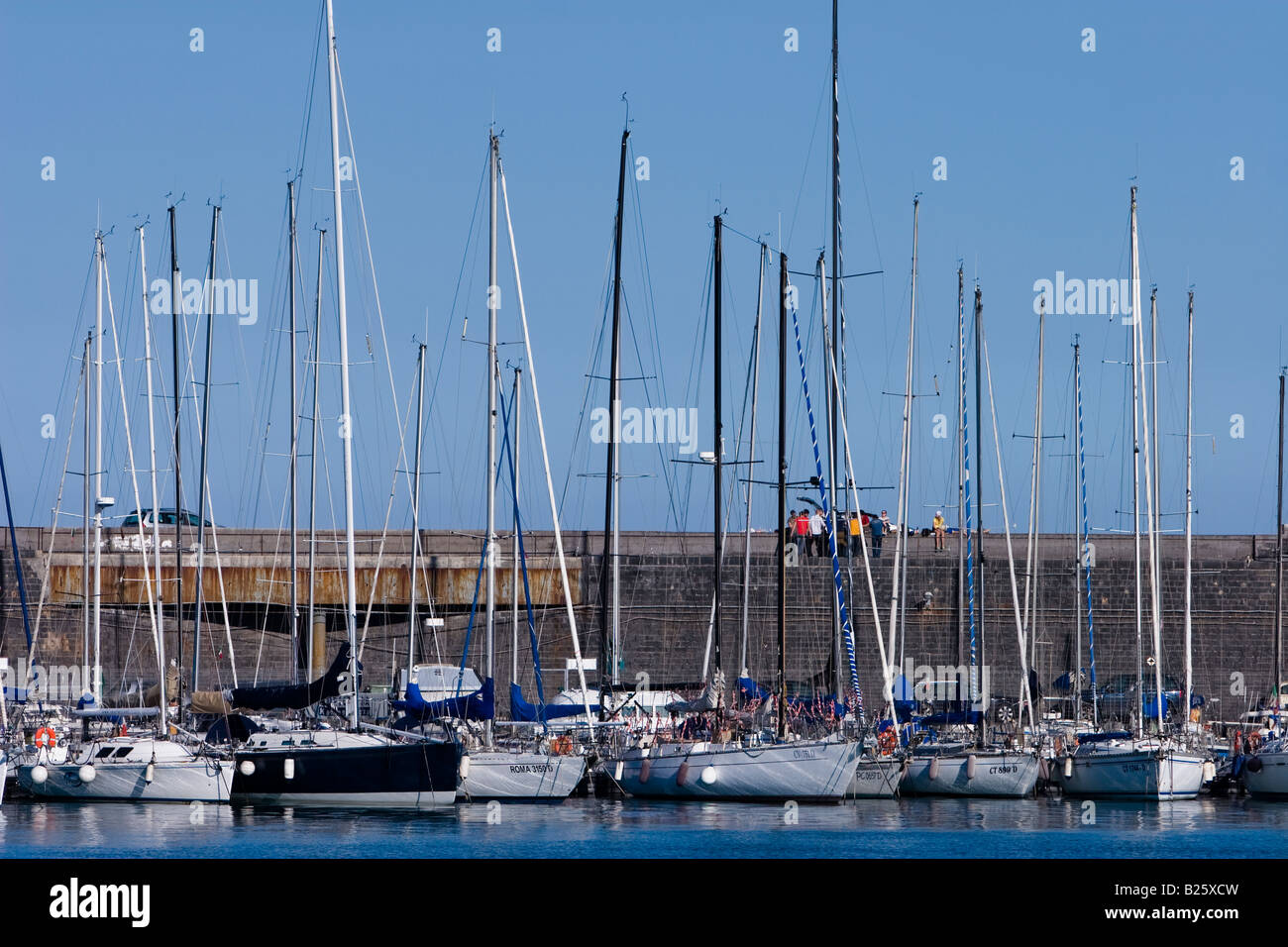 Le imbarcazioni sono visto nella baia di Catania, Sicilia, Italia Foto Stock
