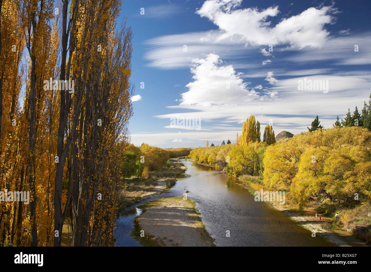 Fiume Manuherikia e alberi d'Autunno Alexandra Central Otago Isola del Sud della Nuova Zelanda Foto Stock