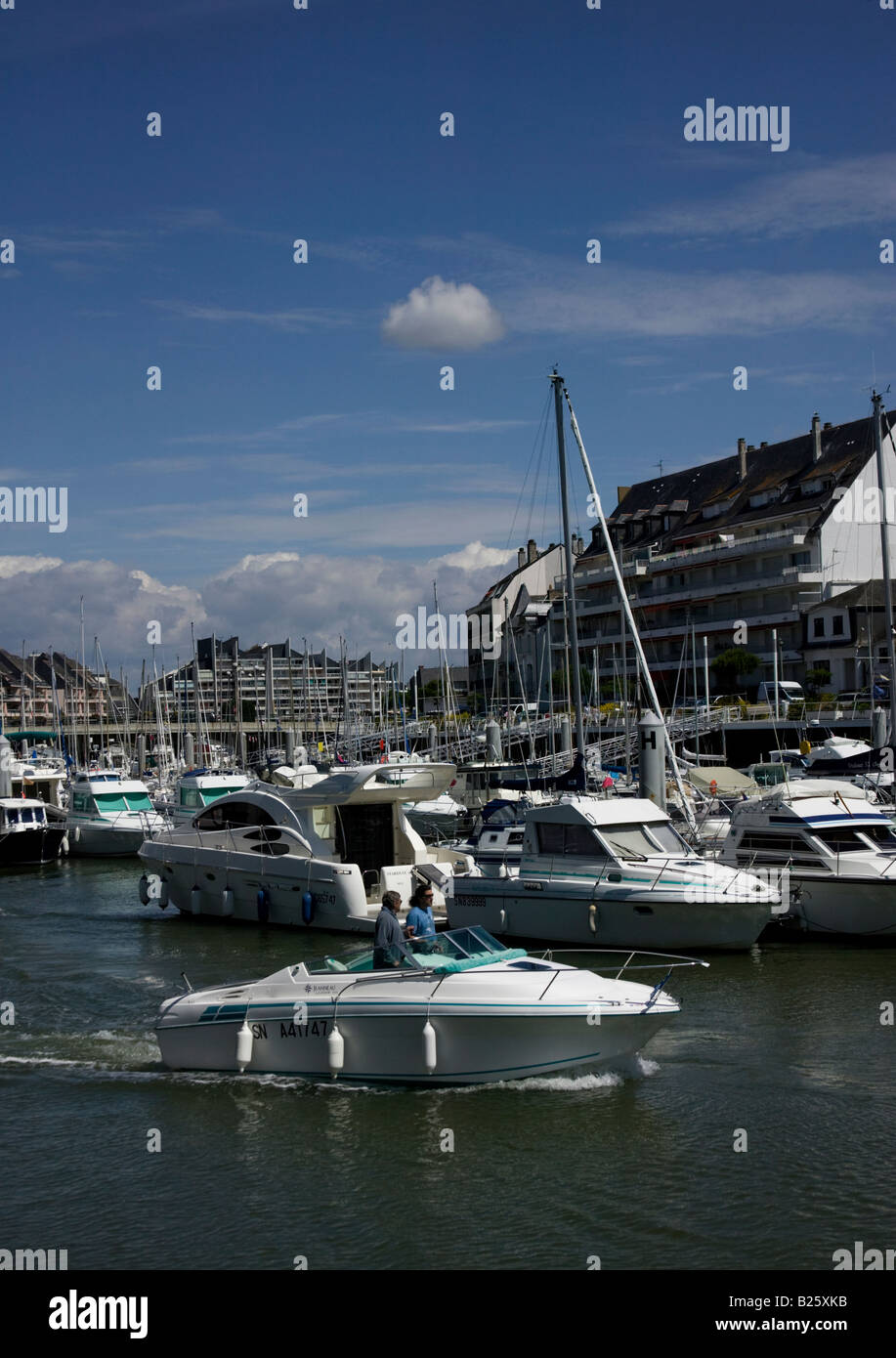 Piccola barca di lasciare il porto di Pouliguen, Bretagna, Francia, Europa Foto Stock
